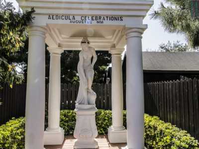 Accediamo all�interno del giardino e sulla sinistra notiamo una grande edicola con una statua in marmo che �rappresenta, esalta e celebra la donna nella vita dell�uomo� (questa la descrizione riportata sull�opuscolo), dietro la quale spunta la testolina di uno struzzo che ci osserva incuriosito 
